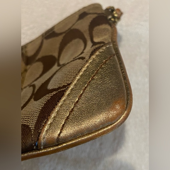 Coach Wristlet Vintage Classic Design - Picture 8 of 12